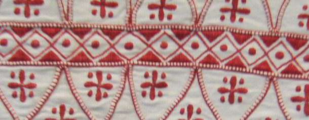 Traditionellt broderi i rött och vitt