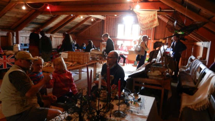 Slöjdare på lagårdsbotten.