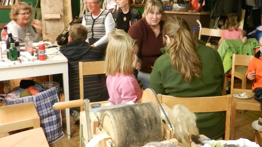 Slöjdlokal med flera slöjdare både stora och småe