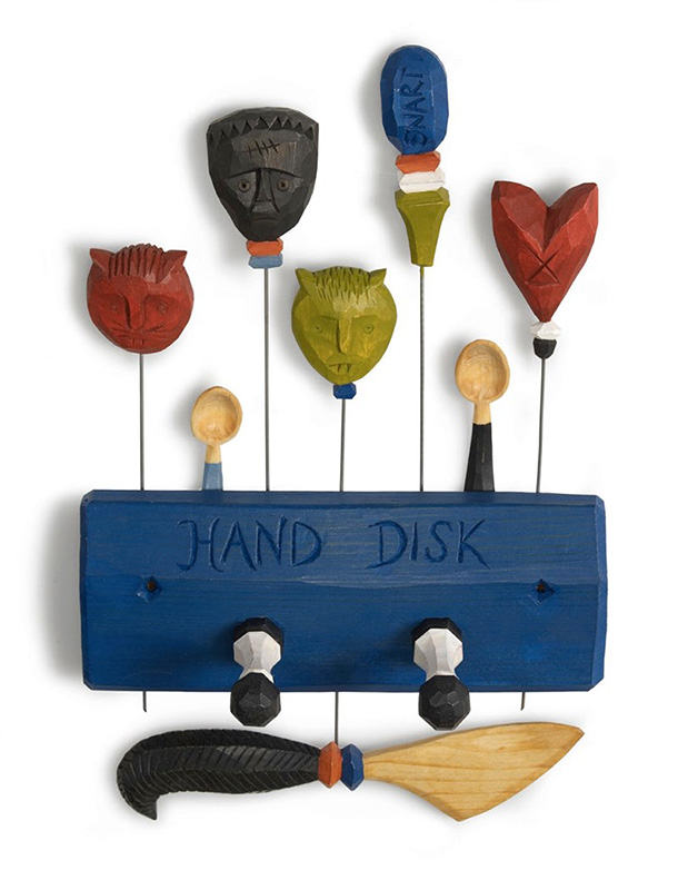 Handdukshängare, potatisstickor och en smörkniv från boken Tälj för kök och trädgård. Foto: Thomas Harrysson