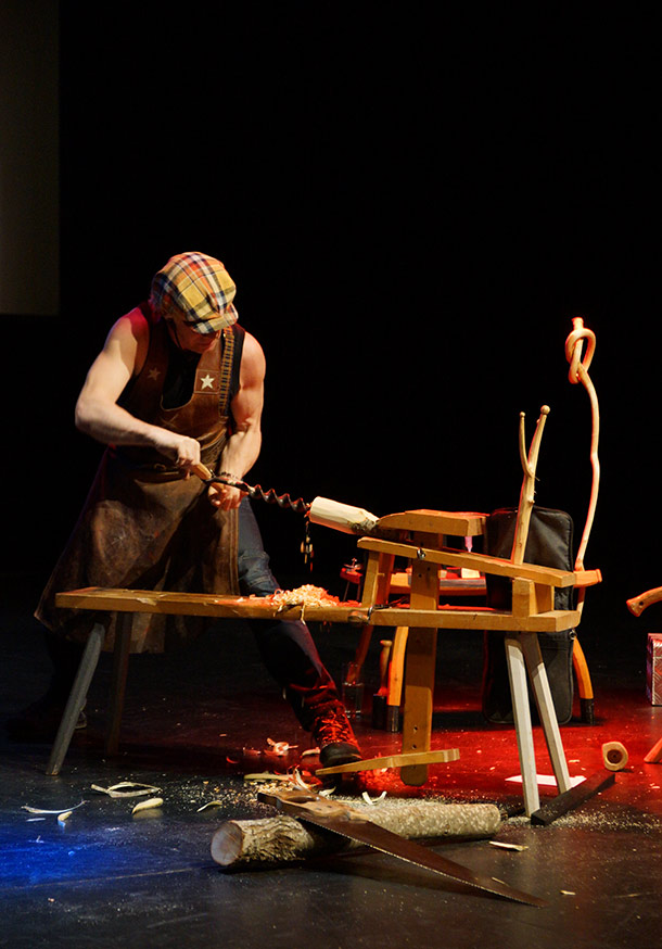 Jögge slöjdar på scen till takterna av musik.