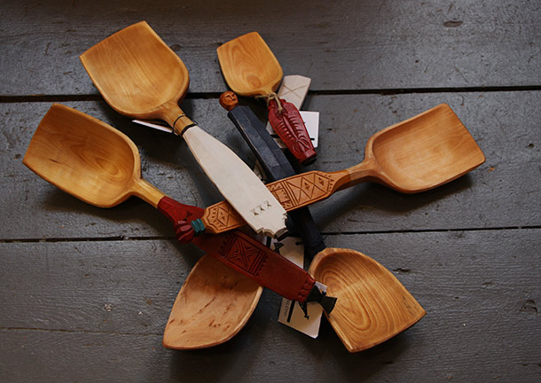 Några av Jögges slevar som finns i butiken Svensk Slöjd på Nybrogatan i Stockholm