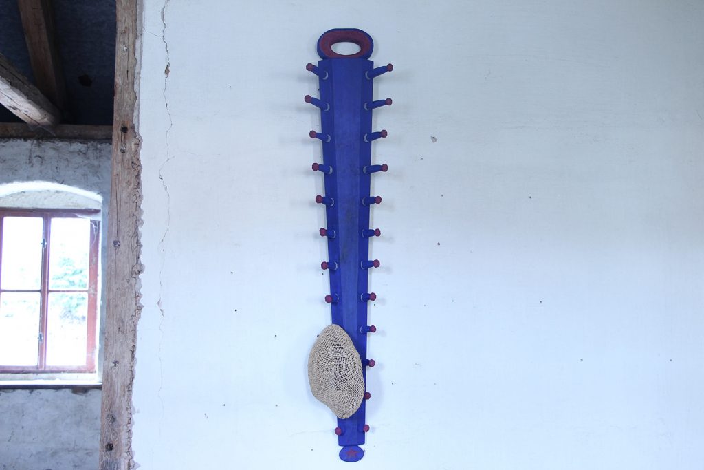 Klädhängare; pinnlist av Dietrich Staemmler.