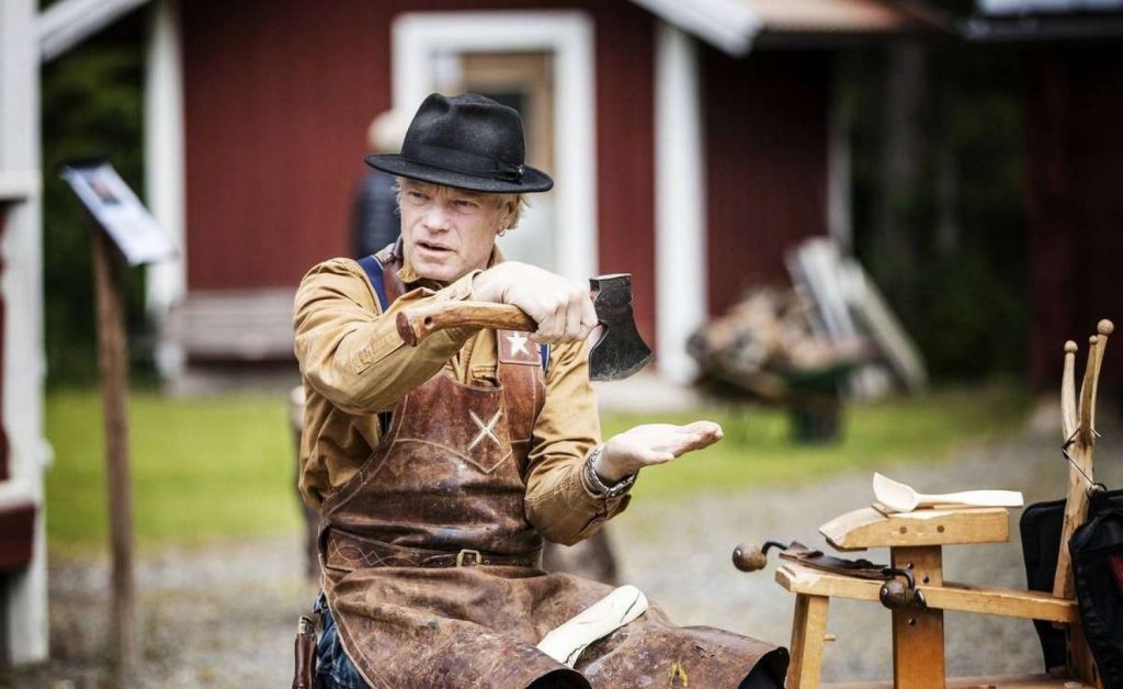 Jögge "Surolle" Sundquist slöjdar i trä