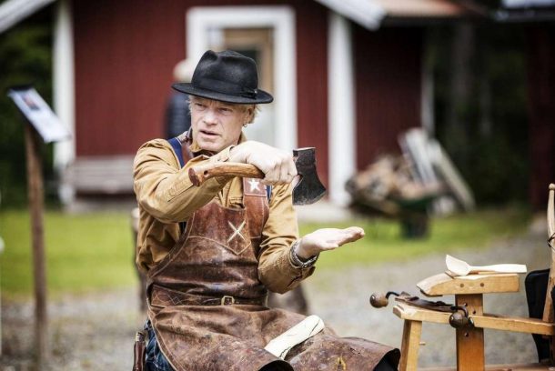 Jögge "Surolle" Sundquist slöjdar i trä