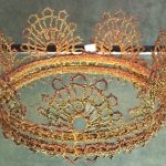 Brudkrona knypplad i guldtråd