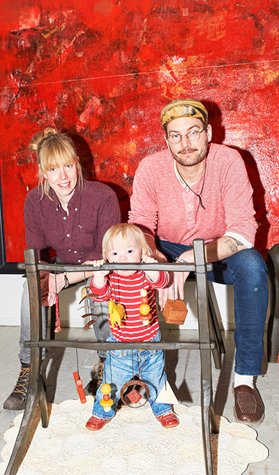 Hanna och Stefan sitter med ett barn och babygym i mitten