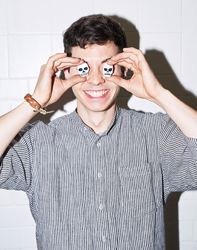 Ludwig med två slöjdade dödskallar framför ögonen