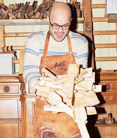 Niklas Karlsson i verkstan