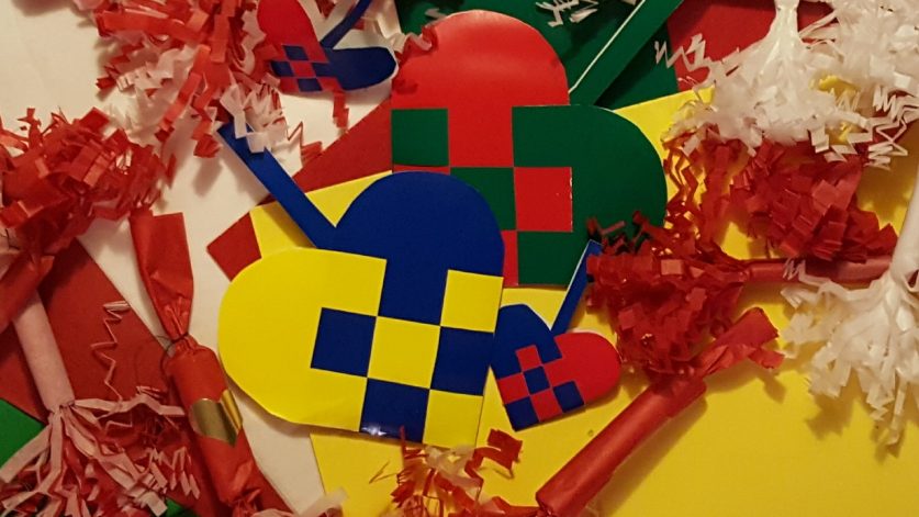 Julpyssel med flätade hjärtan och små smällkarameller