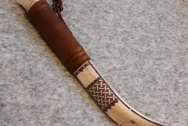 Kniv i horn av Nils Johan Labba
