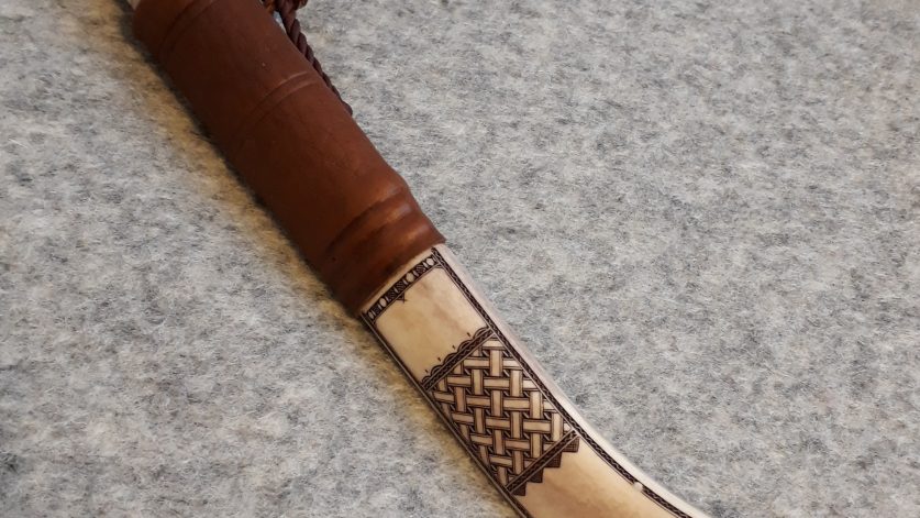 Kniv i horn av Nils Johan Labba