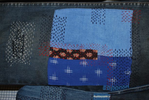 Lagning på jeans i tekniken sashiko.