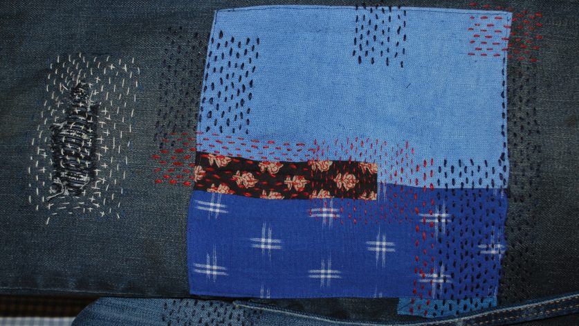 Lagning på jeans i tekniken sashiko.