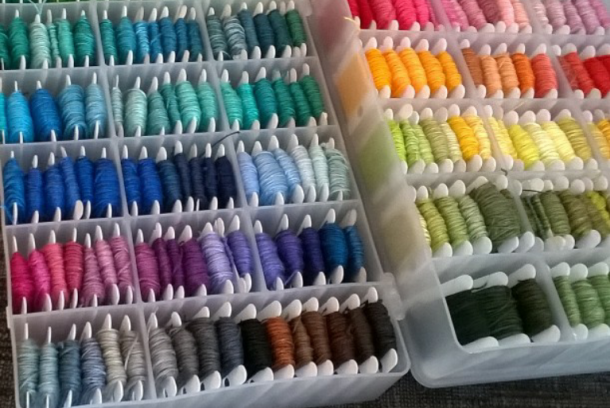 En låda med broderigarn.