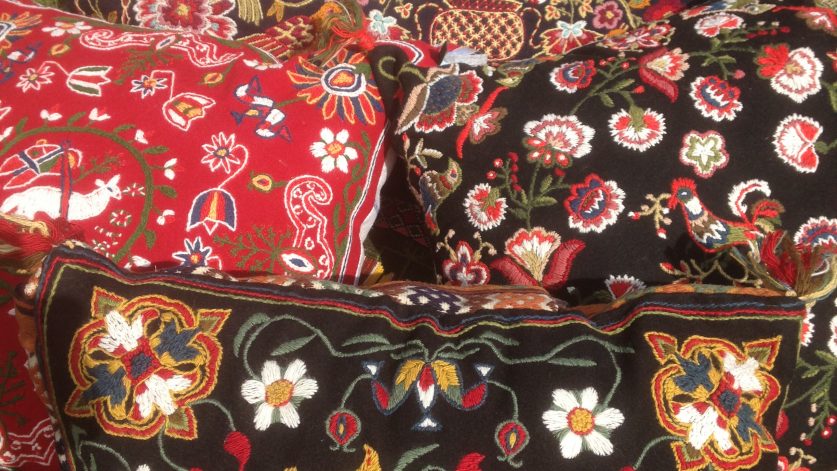 Blommiga kuddar på gräsmatta.