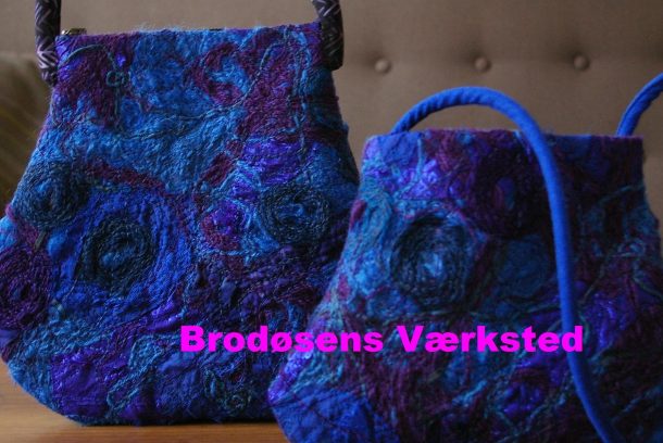 Två maskinbroderade handväskor i intensiv blå och lila nyans.