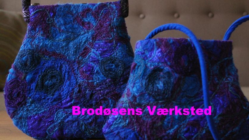 Två maskinbroderade handväskor i intensiv blå och lila nyans.