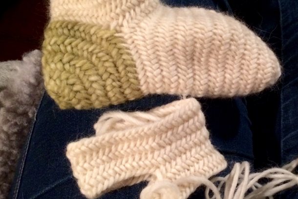 Nålbunden socka i vitt och grönt.