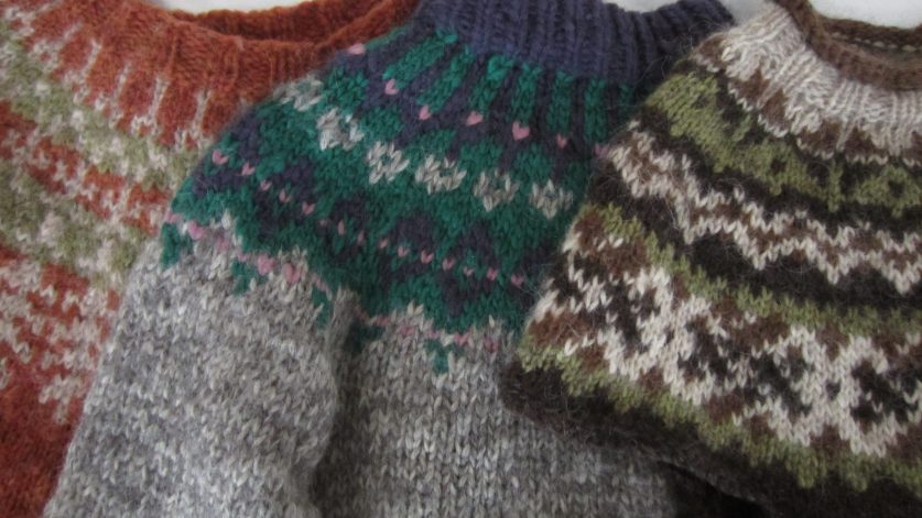 Tre mönstrade ulltröjor
