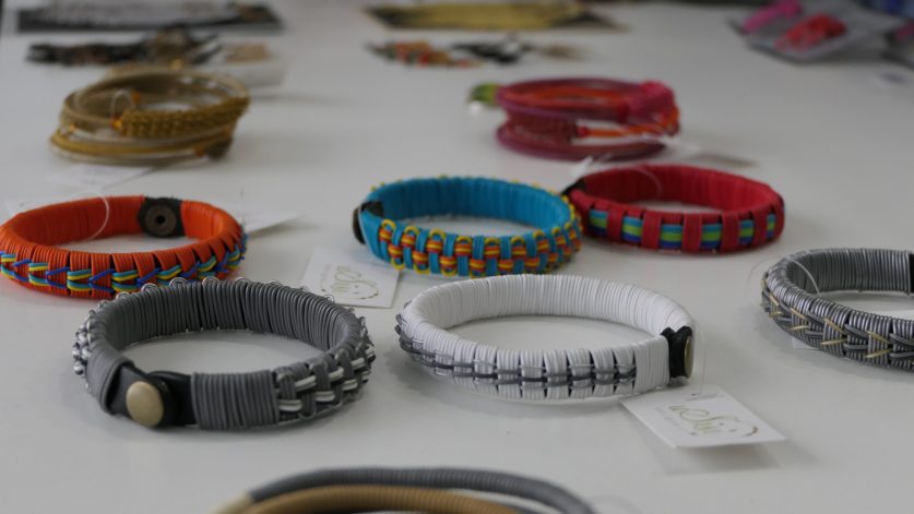 Flera armband i återvunnet material som plast och ståltråd.