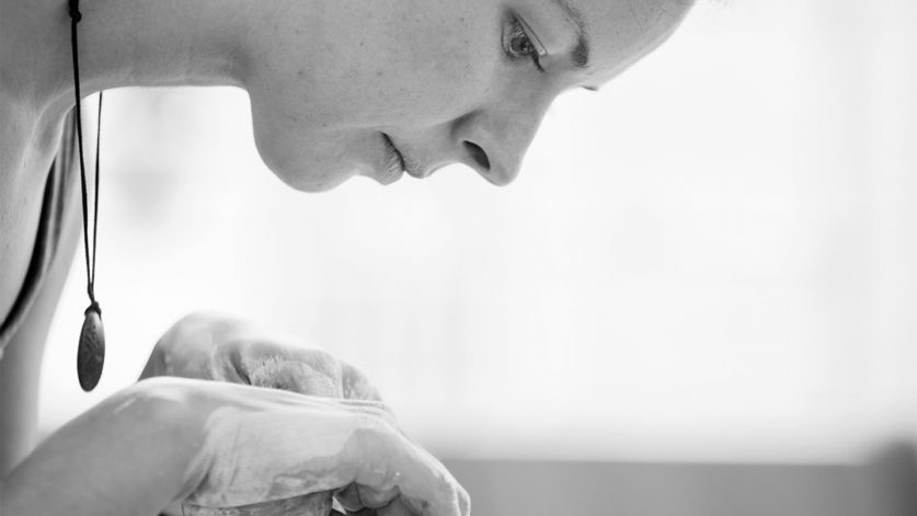 Krukmakaren Caroline Fredriksson i skapandeprocessen