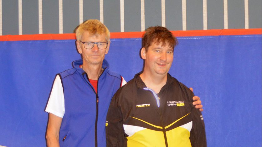 Paracrafts projektledare håller en arm om Mikael som deltar i projektet.