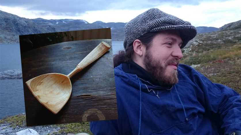 Stipendiaten Björn Svantesson i karg natur. Infälld bild på träsked.