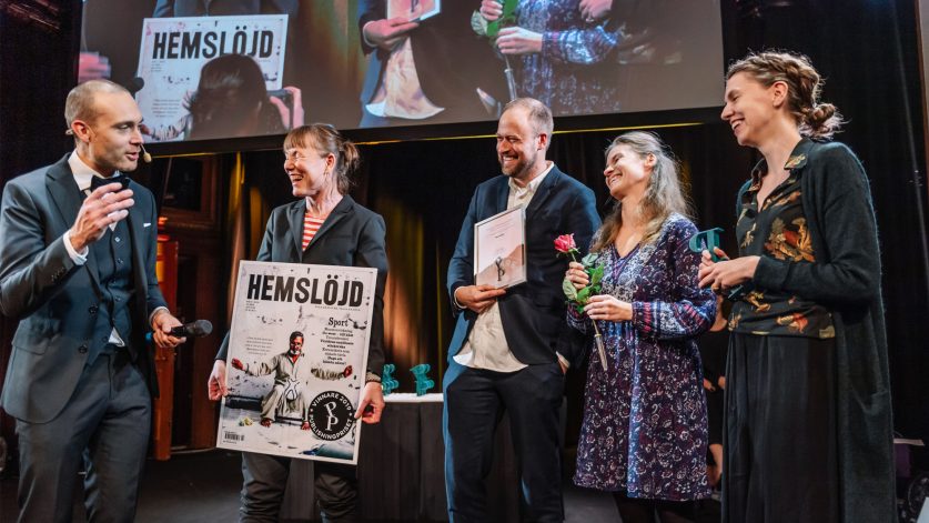 Tidningen Hemslöjds redaktion tar emot Publishingpriset av Jesper Rönndahl på scen!