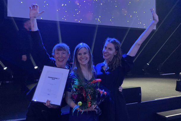 Tidningen Hemslöjds redaktion jublar på scenen