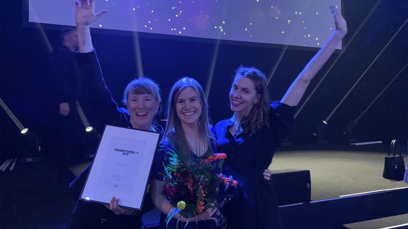 Tidningen Hemslöjds redaktion jublar på scenen