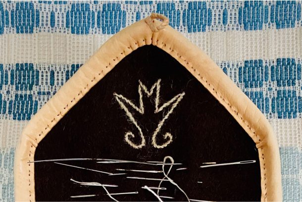 Nålbrev i skinn och kläde med broderat bomärke