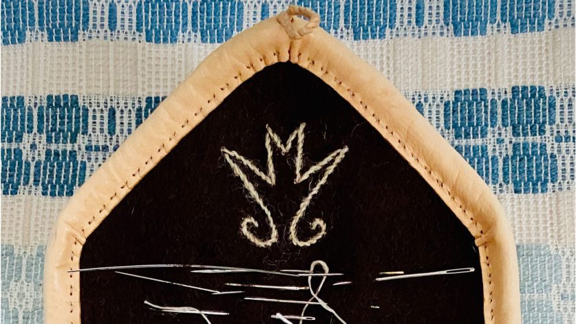 Nålbrev i skinn och kläde med broderat bomärke