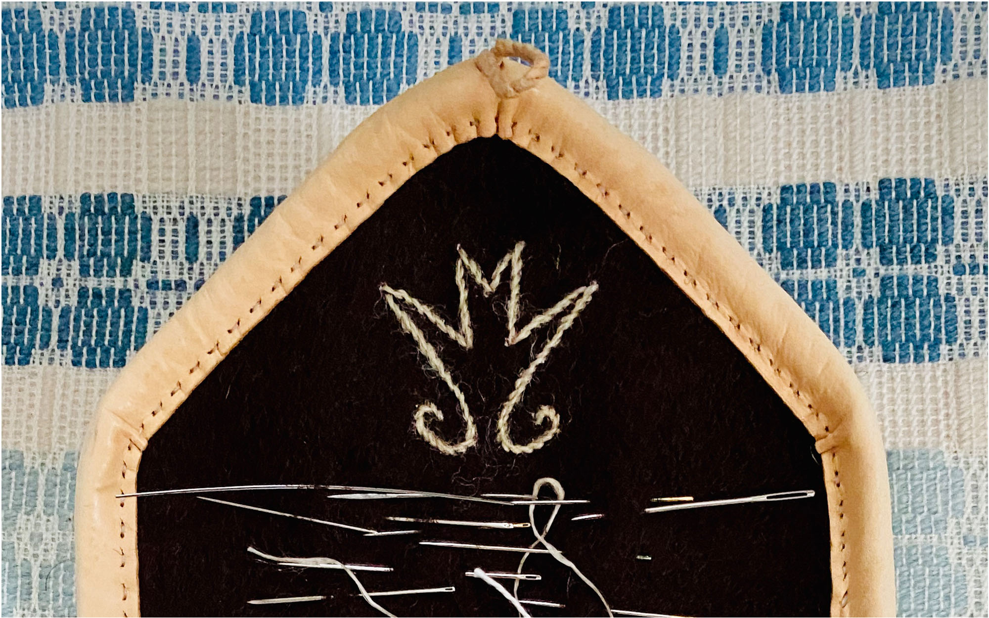 Nålbrev i skinn och kläde med broderat bomärke