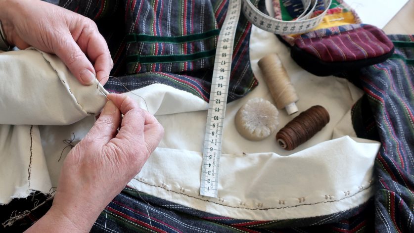 Handsömnad av dräktfoder