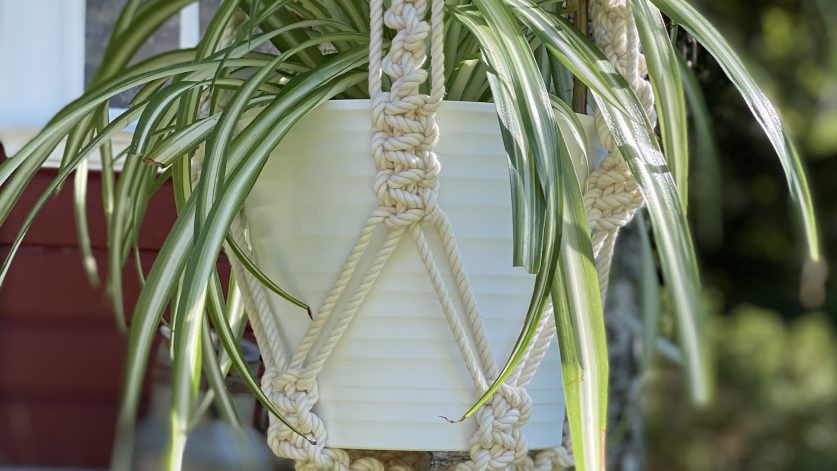 makraméampel med ampellilja