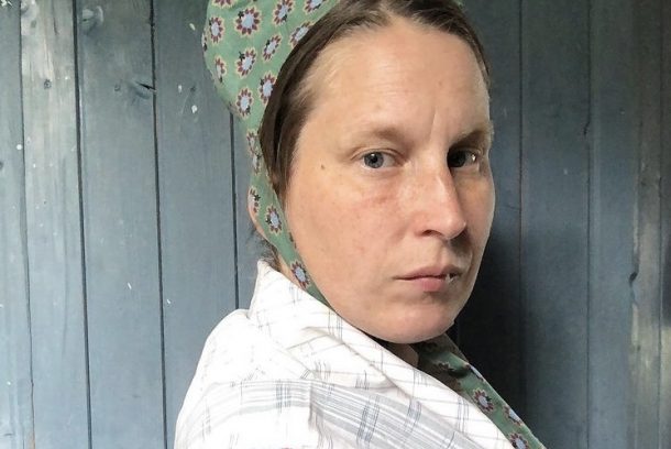 Kvinna med spethätta sedd framifrån