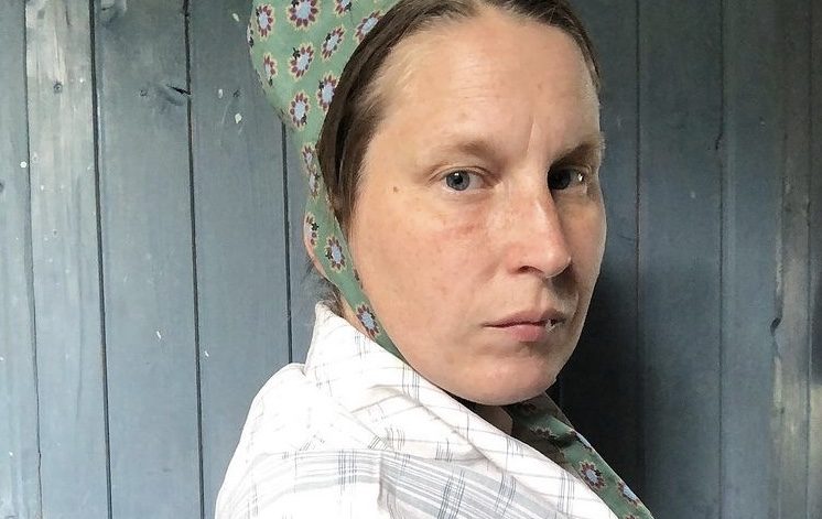 Kvinna med spethätta sedd framifrån