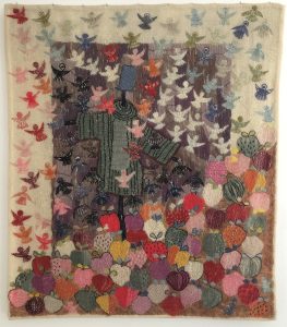 Väggbonad broderad med jordgubbar.