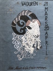 Broderi med stjärntecknet Väduren