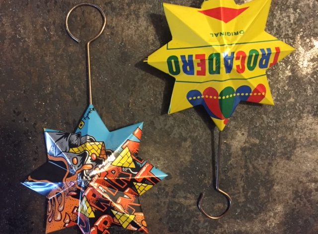 stjärnor gjorda av läskburkar