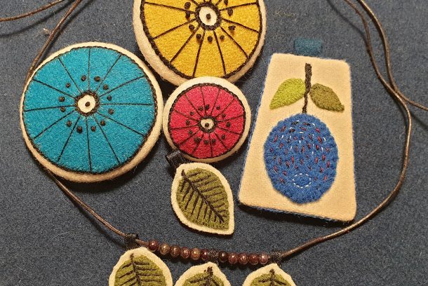 Broderier efter instruktioner från Carina Olssons bok Brodera retro