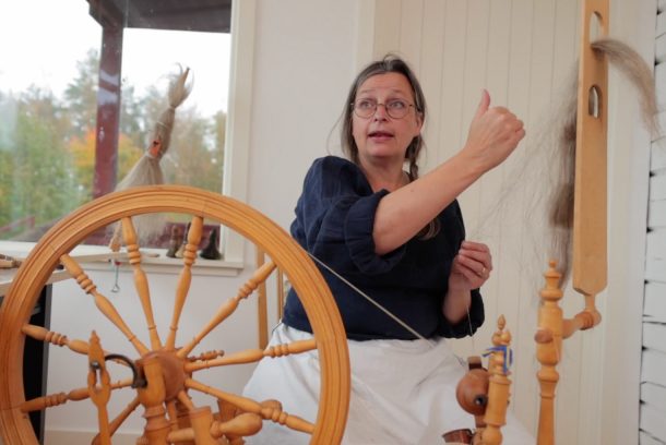 Marie Ekstedt Bjersing vid spinnrocken.