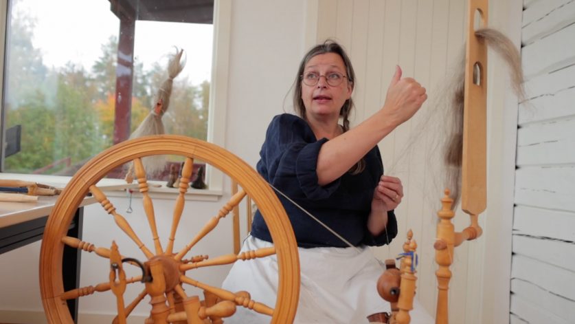 Marie Ekstedt Bjersing vid spinnrocken.