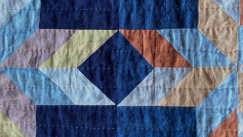 lapptäcke i blått, gult, roströd