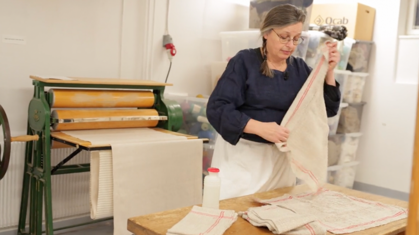Marie Ekstedt Bjersing med linnehanddukar.