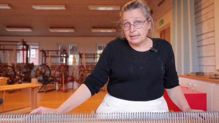 Vävläraren Marie Ekstedt Bjersing i filmen "Väva med lin".