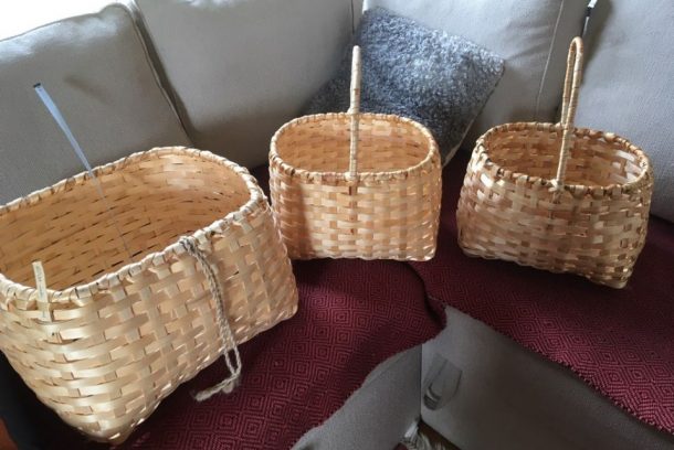 Tre korgar på en soffa