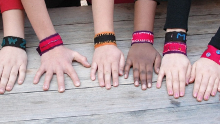 barnhander-med-slojdade-armband