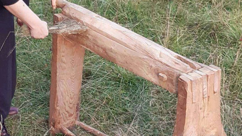 kvinna som brokar lin